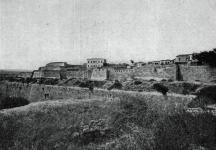 Η ανατολική πλευρά της παλαιάς οχύρωσης (επάνω) , G. Gerola,  αρχές του 20ού αιώνα